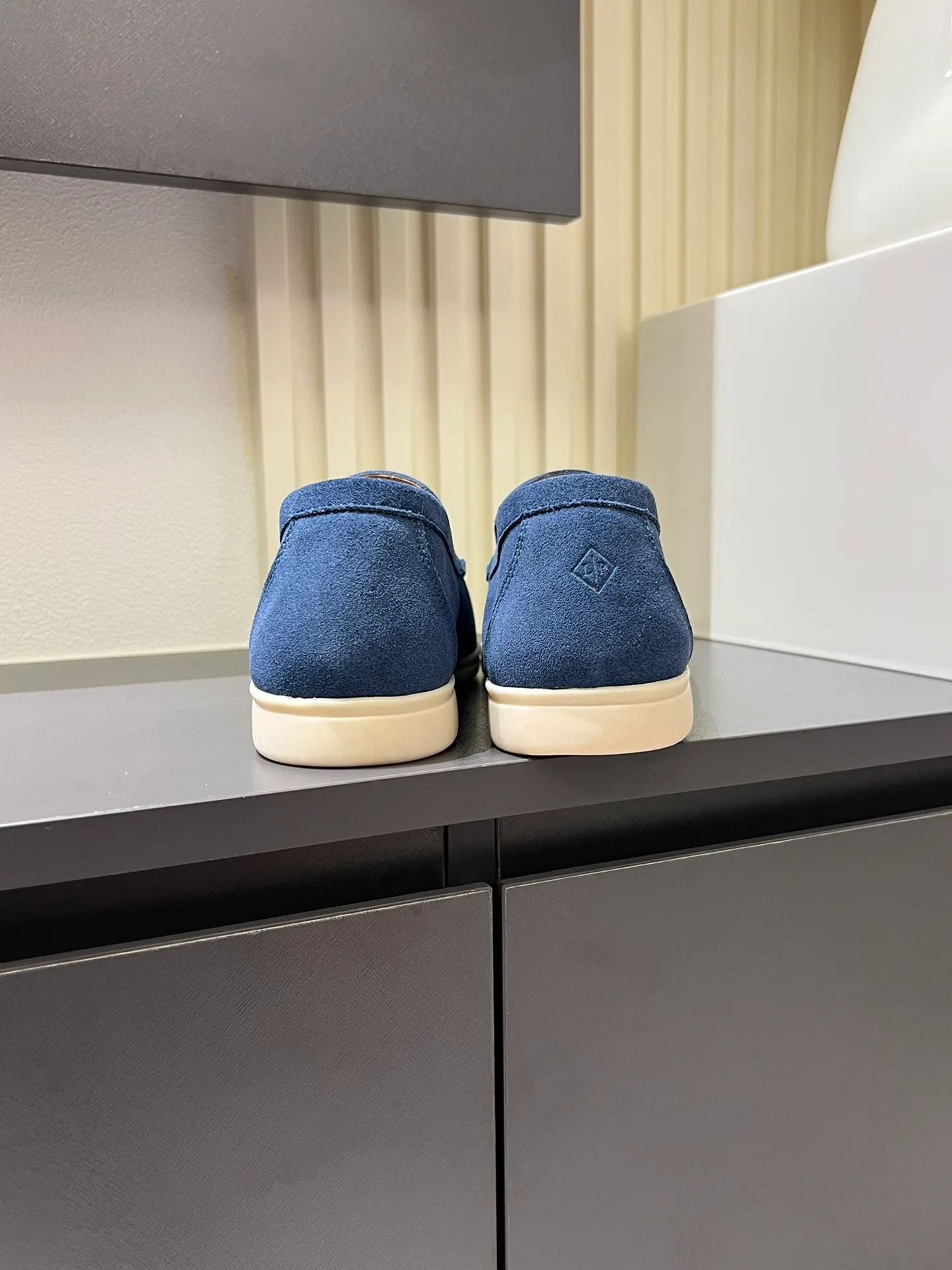 Men's shoes 💰p360 "Loro men's shoes 💰pian'*" Classic L men's shoes for couples 💰p Top version British flat loafers, a must-have item in old money style, the minimalist design is eye-catching and durable, a plus point for dressing The soft foot feel and texture are outstanding. They don’t scratch your feet and are very nice. They are matched with soft and waxy soles. They can be worn daily for a long time without getting tired. They are easy to wear, versatile and classic items, with perfect foot feel and texture! Imported cashmere fabric, the lining is made of imported A-grade water-dyed cow lining, the top version of the genuine leather midsole is sewn with pure handmade mark thread! Size: Female 35-40 (34. Customized) Male 38-44 (45.46. Customized)